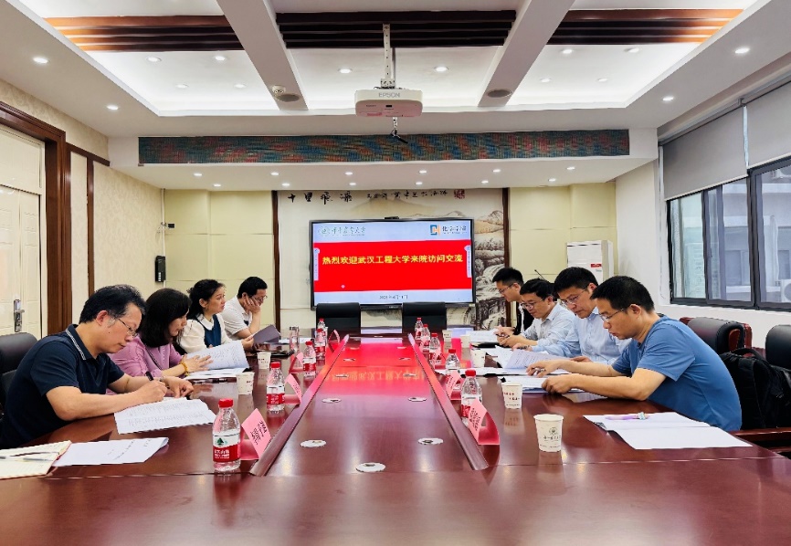 会议室里的人们AI 生成的内容可能不正确。